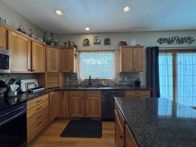 13 NW 30th St, Minot, ND 58703