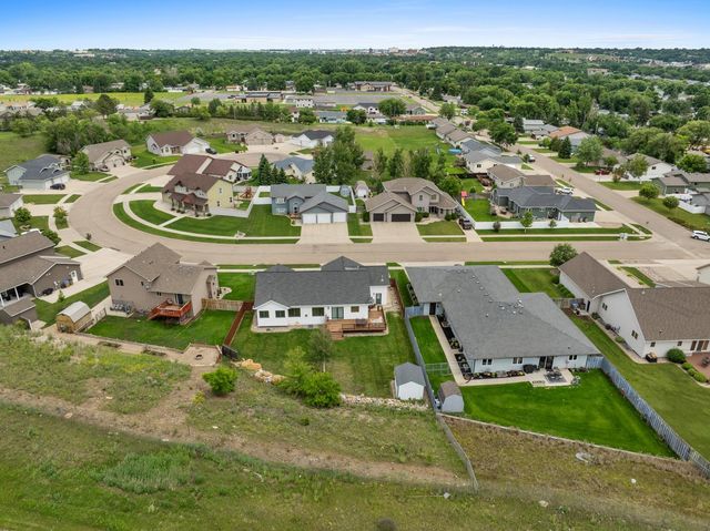13 NW 30th St, Minot, ND 58703