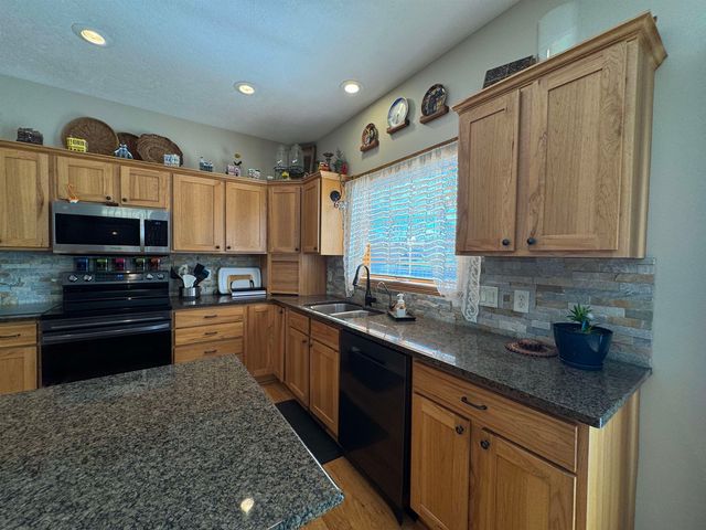 13 NW 30th St, Minot, ND 58703