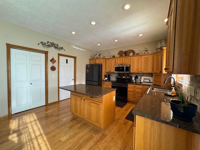 13 NW 30th St, Minot, ND 58703