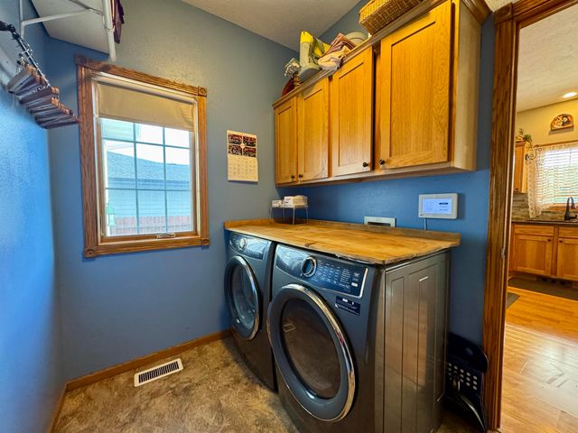 13 NW 30th St, Minot, ND 58703