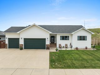 13 NW 30th St, Minot, ND 58703