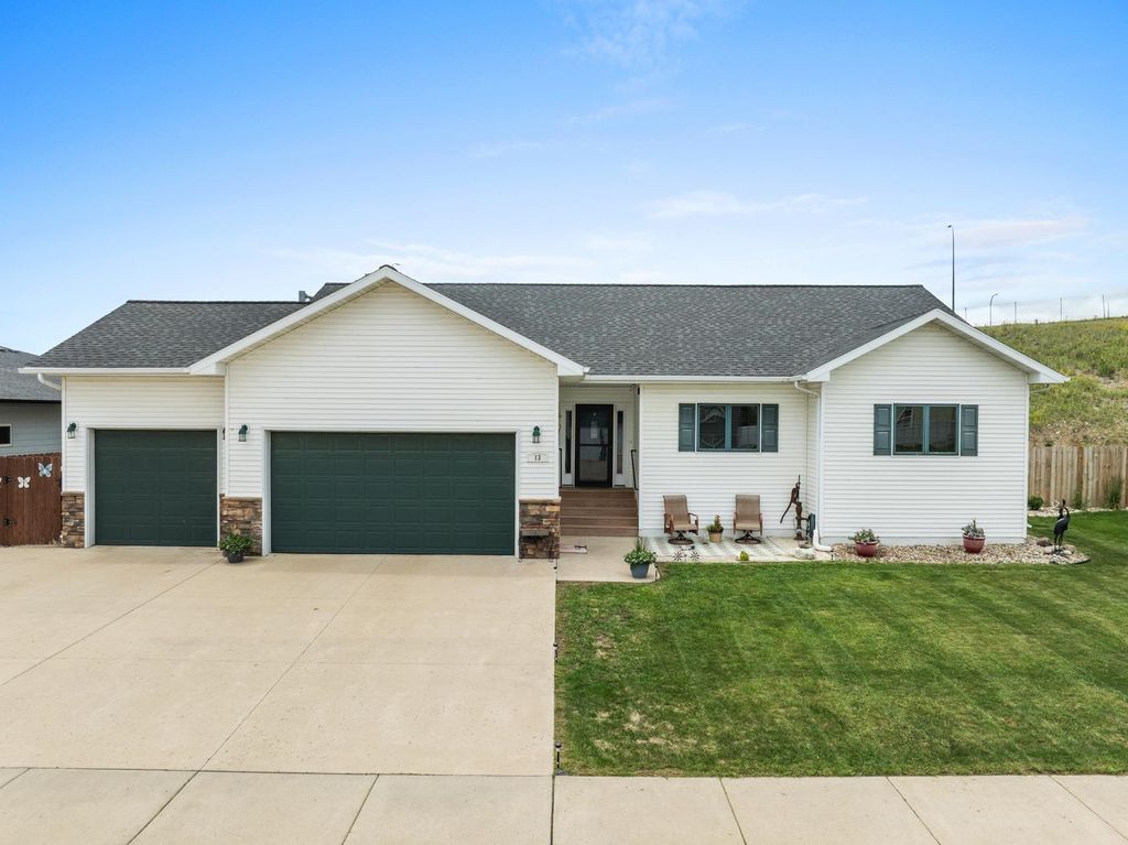 13 NW 30th St, Minot, ND 58703