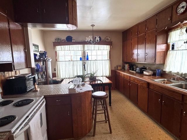 109 5th Avenue SE, Roseau, MN 56751