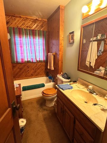 109 5th Avenue SE, Roseau, MN 56751