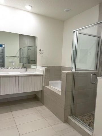 10521 NW 81st Ter, Doral, FL 33178