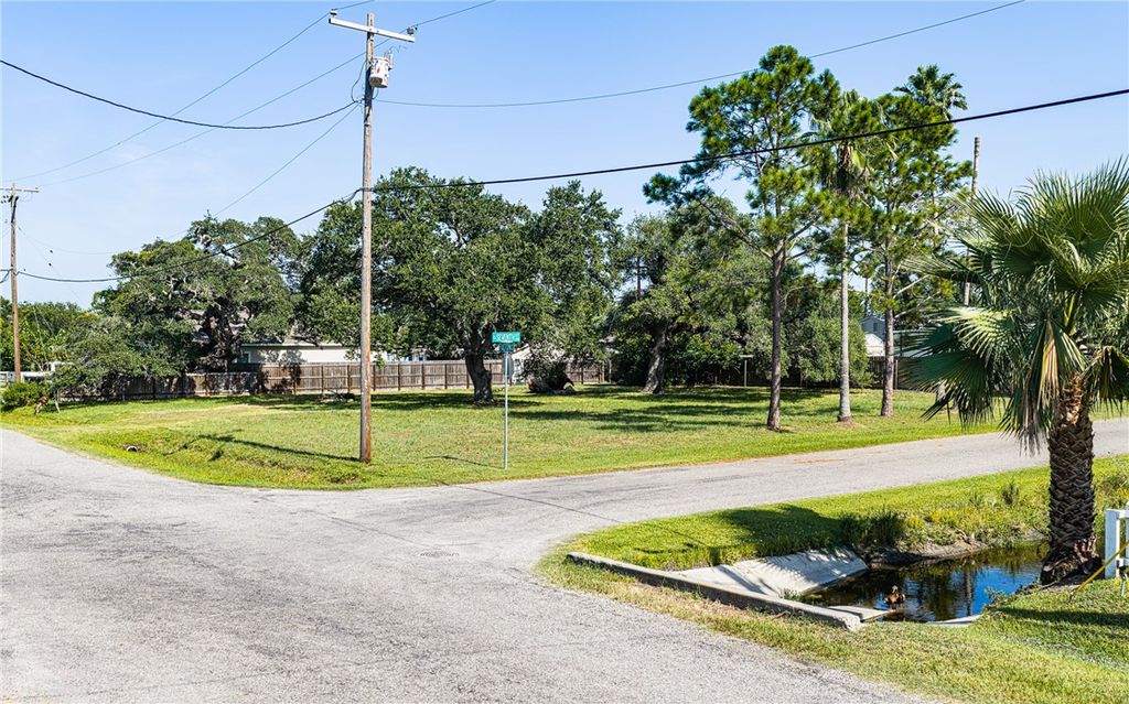 606 Fulton Ave, Rockport, TX 78382 — photo 3
