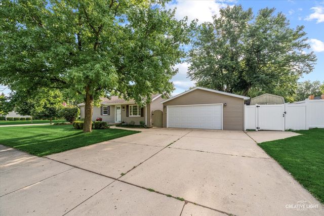 203 Basswood Drive, North Aurora, IL 60542