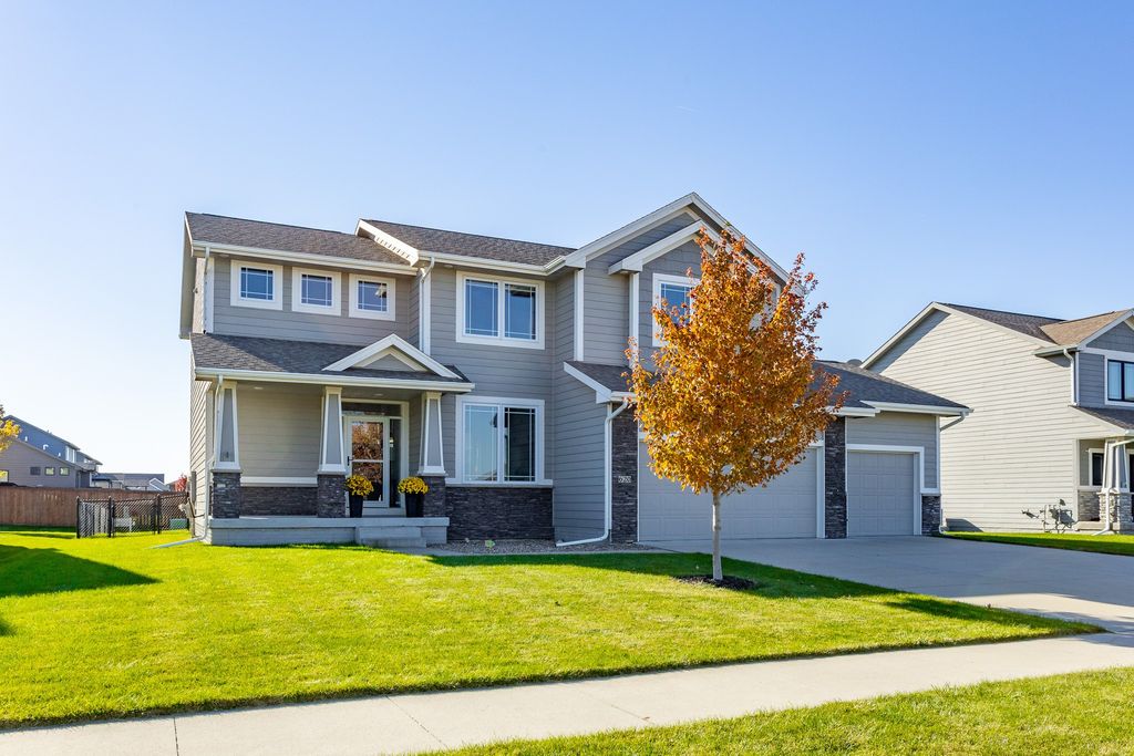 620 NE Brookshire Drive, Waukee, IA 50263