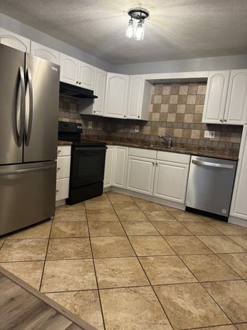 6 Walker Rd 4, North Andover, MA 01845