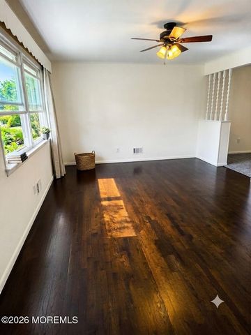 9 Green Ridge Drive, Toms River, NJ 08757