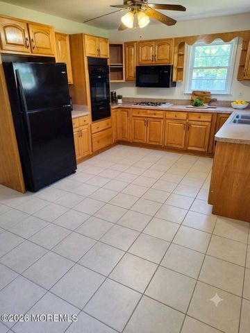 9 Green Ridge Drive, Toms River, NJ 08757