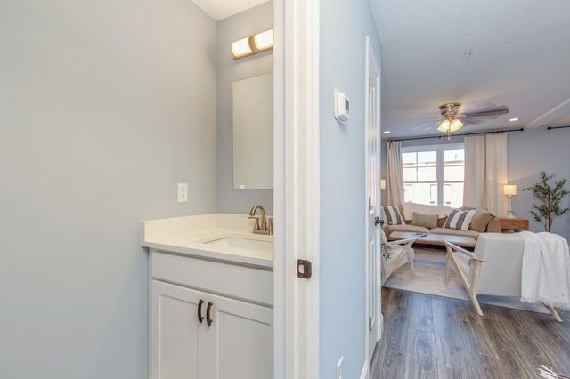 7 Dumaine Ave Unit H, Nashua, NH 03063