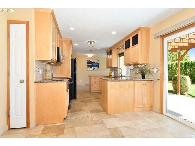 1350 Ne COCHRAN Dr, Gresham, OR 97030