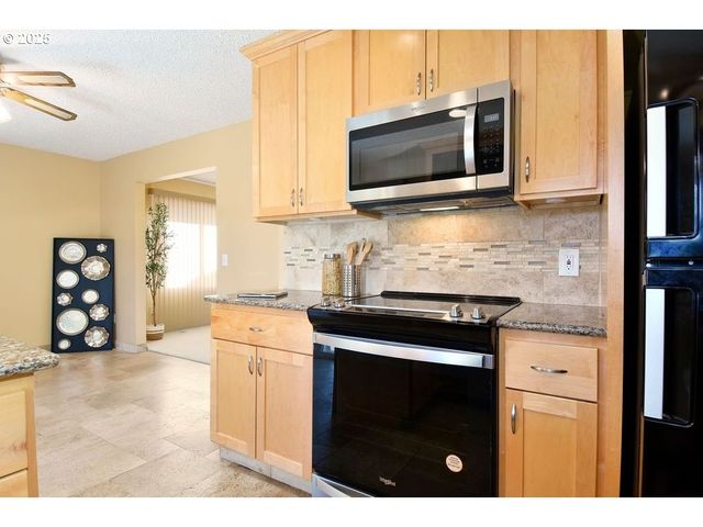 1350 Ne COCHRAN Dr, Gresham, OR 97030