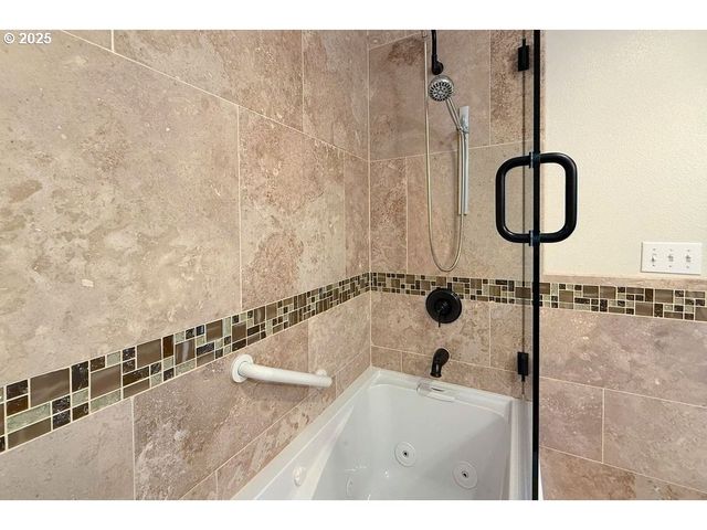 1350 Ne COCHRAN Dr, Gresham, OR 97030