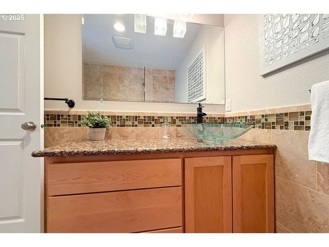 1350 Ne COCHRAN Dr, Gresham, OR 97030