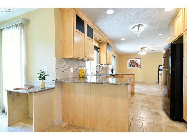 1350 Ne COCHRAN Dr, Gresham, OR 97030