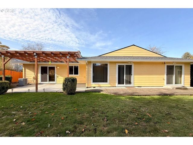 1350 Ne COCHRAN Dr, Gresham, OR 97030