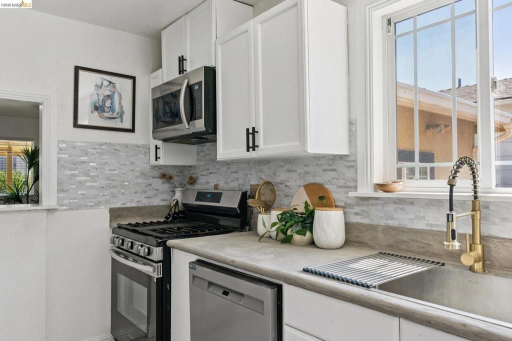 Image 12 of property listing at 4400 Sycamore Avenue, Richmond, CA 94804