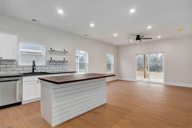 1137a N Dickerson Avenue, Springfield, MO 65803