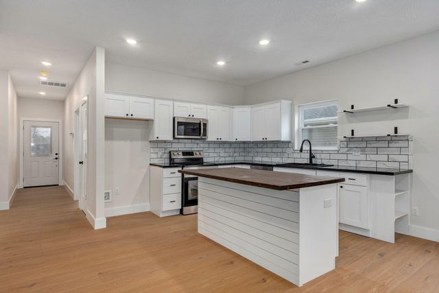 1137a N Dickerson Avenue, Springfield, MO 65803