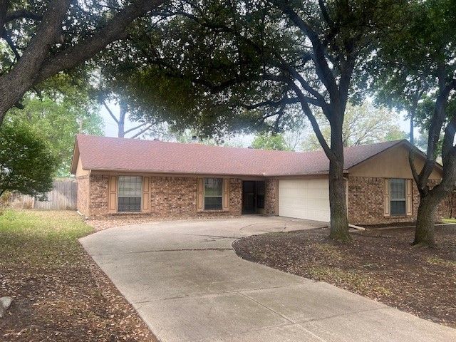 3831 Helmsford Drive, Arlington, TX 76016