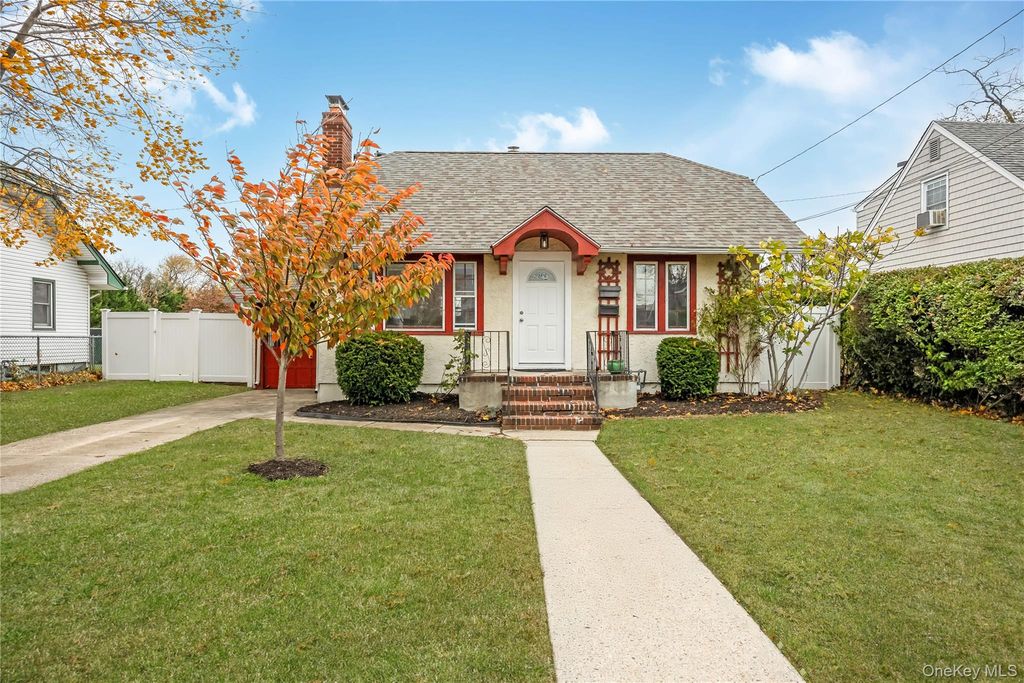 51 Castleton Court, Oceanside, NY 11572