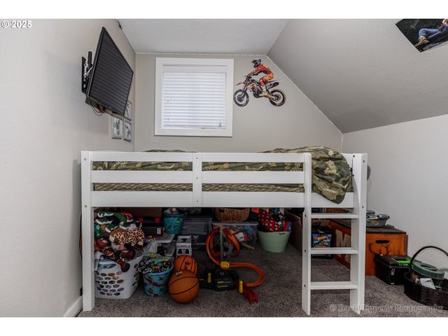 418 E C St, Rainier, OR 97048