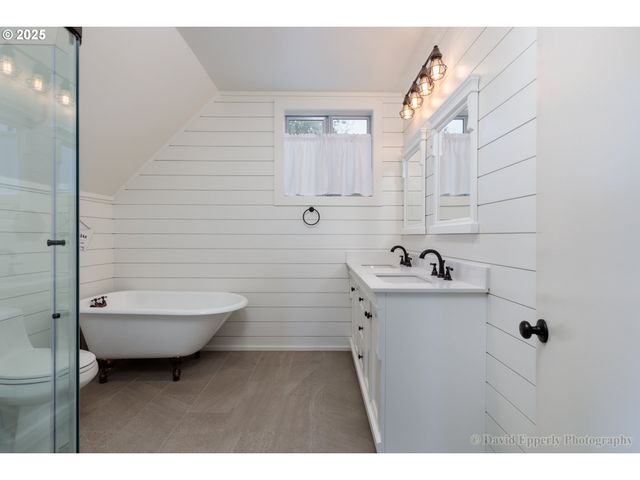 418 E C St, Rainier, OR 97048