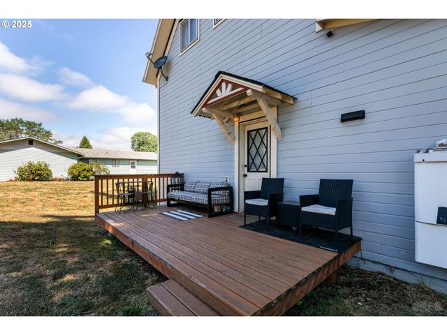 418 E C St, Rainier, OR 97048