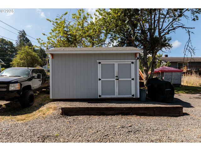 418 E C St, Rainier, OR 97048