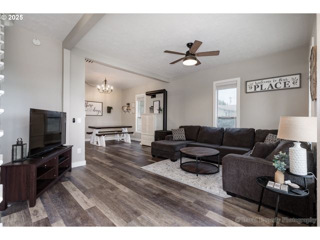 418 E C St, Rainier, OR 97048