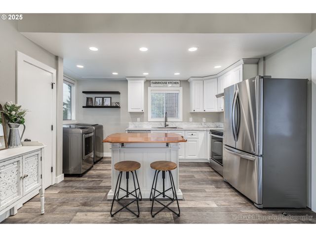 418 E C St, Rainier, OR 97048