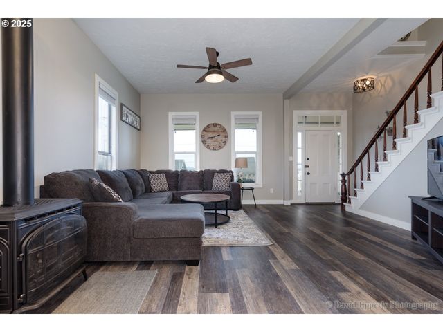 418 E C St, Rainier, OR 97048