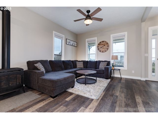 418 E C St, Rainier, OR 97048