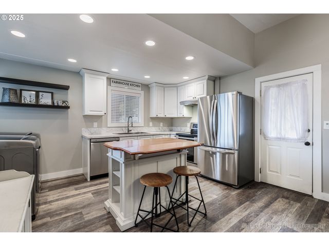 418 E C St, Rainier, OR 97048