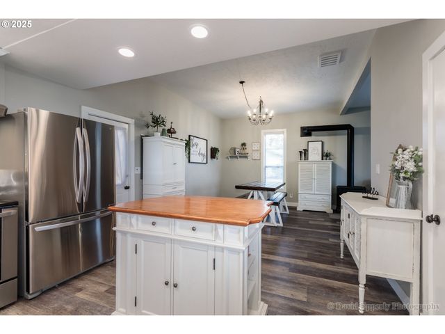 418 E C St, Rainier, OR 97048