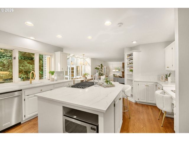 711 KENOLA Ct, Lake Oswego, OR 97034