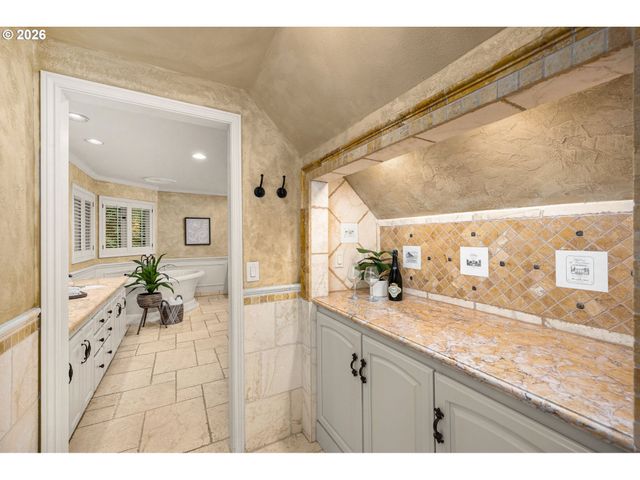 711 KENOLA Ct, Lake Oswego, OR 97034