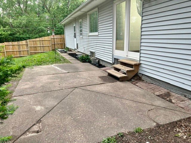 1219 Royal Oaks Drive, Davenport, IA 52806