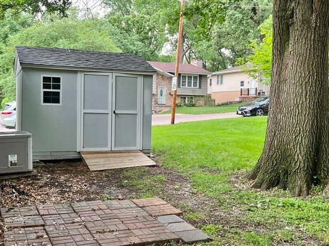 1219 Royal Oaks Drive, Davenport, IA 52806