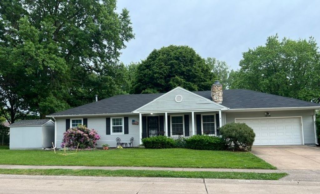 1219 Royal Oaks Drive, Davenport, IA 52806