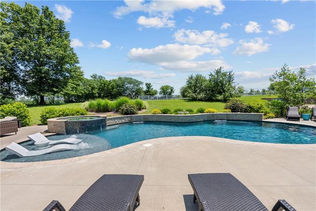 13801 S Pebblebrook Lane, Greenwood, MO 64034