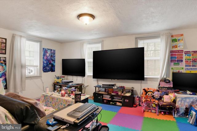 745 OLD TRAIL RD, Etters, PA 17319