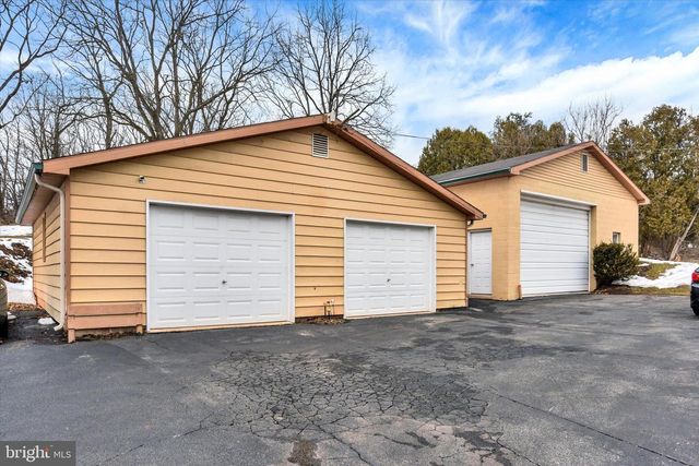 745 OLD TRAIL RD, Etters, PA 17319