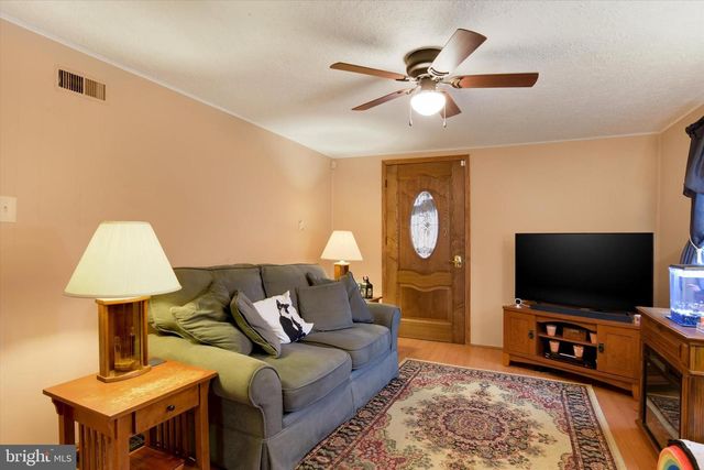 745 OLD TRAIL RD, Etters, PA 17319