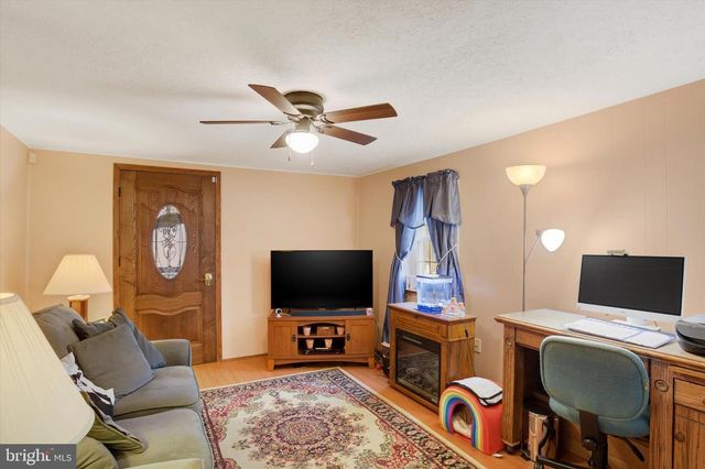 745 OLD TRAIL RD, Etters, PA 17319