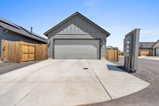3230 NW 9th Street, Redmond, OR 97756