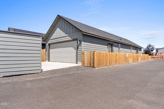 3230 NW 9th Street, Redmond, OR 97756
